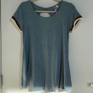 Grey tee with cute sleeves and keyhole in back